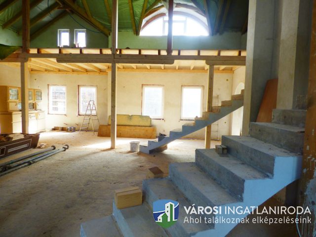 Erdei környezetben új építésű családi ház nagy telken