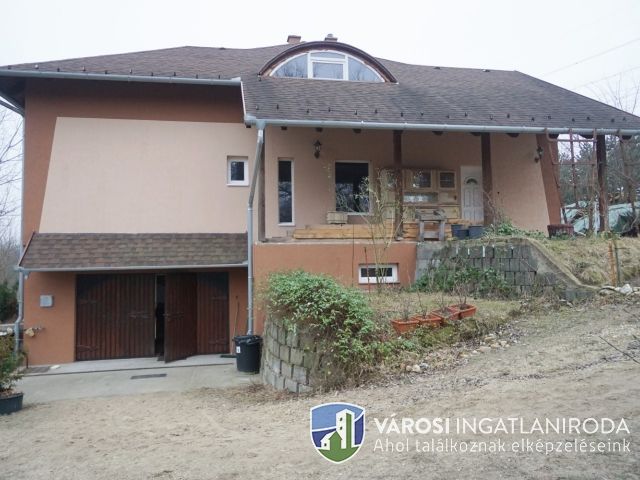 Erdei környezetben új építésű családi ház nagy telken