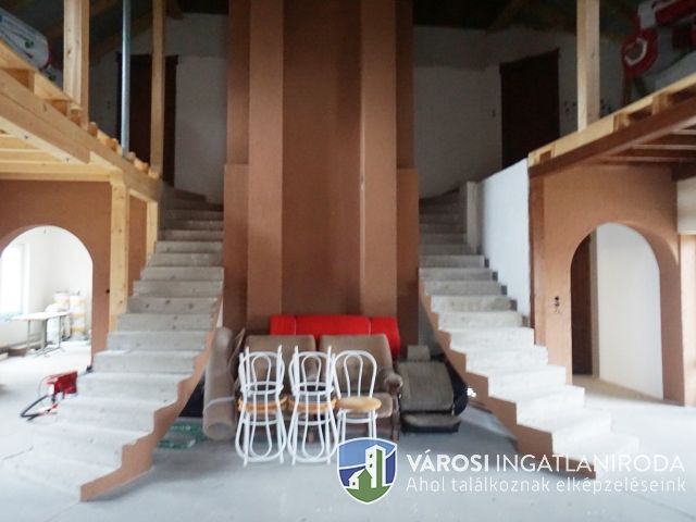 Erdei környezetben új építésű családi ház nagy telken