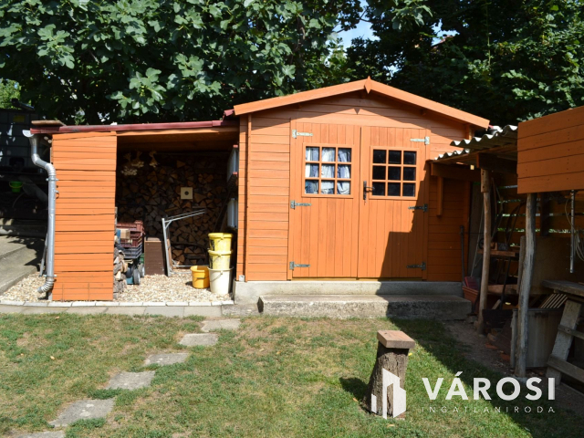 Csopakon, patakparti nívós ingatlan eladó!