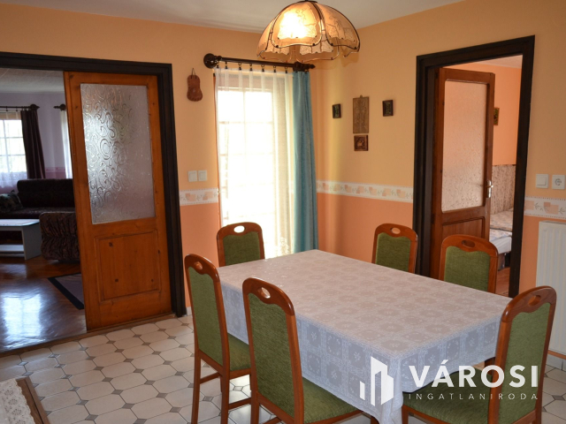 Csopakon, patakparti nívós ingatlan eladó!