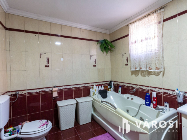 Ide bőröndel lehet költözni, berendezett.