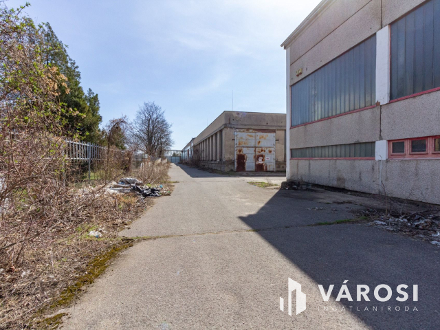 Hódmezővásárhelyen ipari övezetben csarnokok.