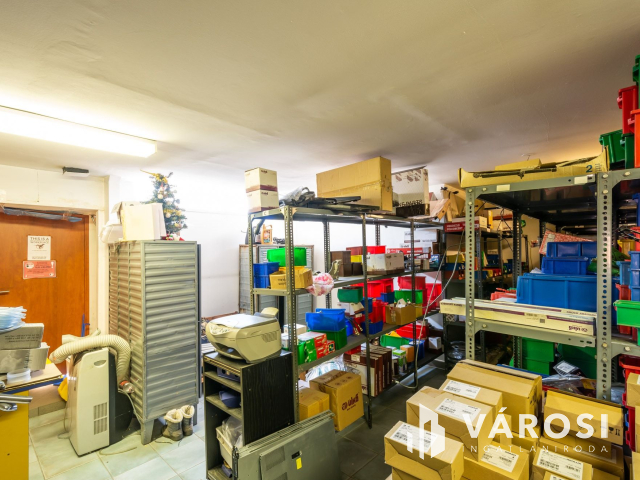 Telephely és raktár az M3 autópálya kivezetőjénél