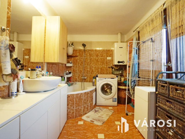 Két lakásos családi ház teljes szuterénnel eladó