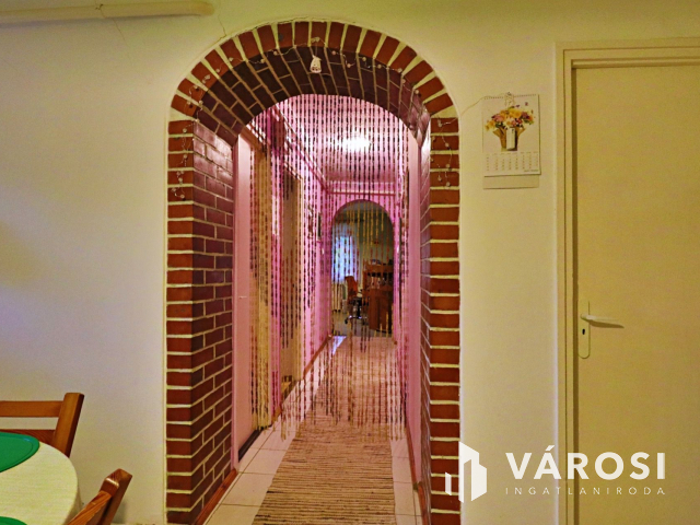 Belvároshoz közeli házrész, saját udvarral, kicsi rezsivel!