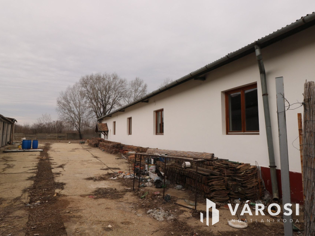 Ipari ingatlan a 47-es főút mellett