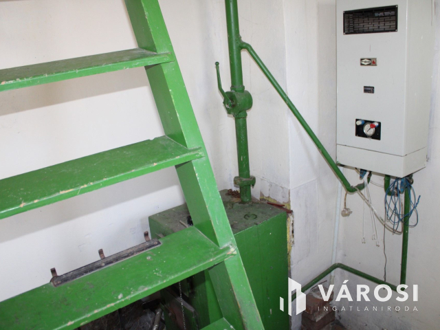 Tégla ház, csendes utcában eladó.