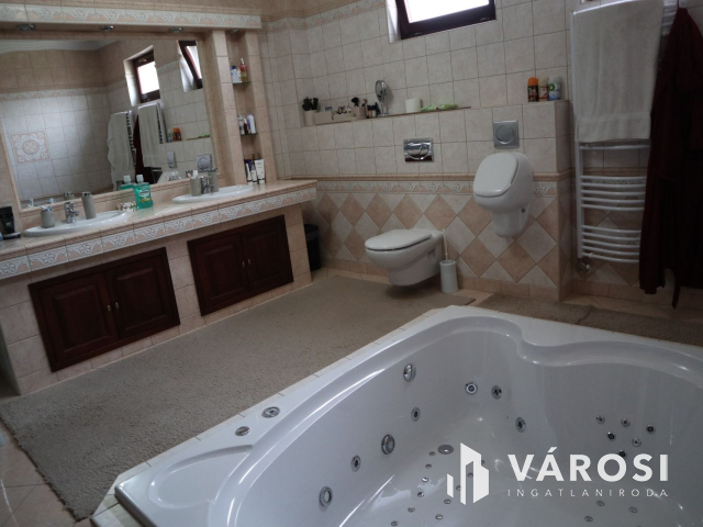 Exkluzív kétgenerációs családi ház Móra városrészen!