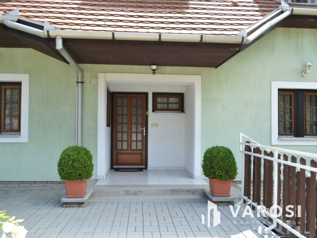 Csopakon, patakparti nívós ingatlan eladó!