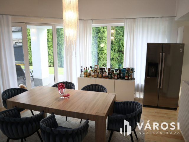 Medencés kényelem, kertvárosi környezetben!