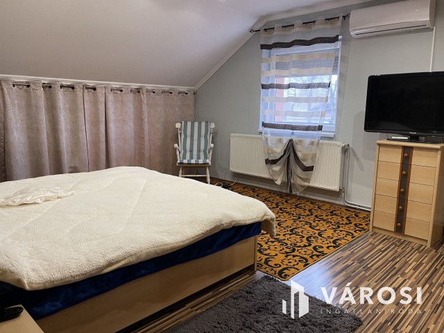 Igényes ház, kis udvarral frekventált helyen eladó