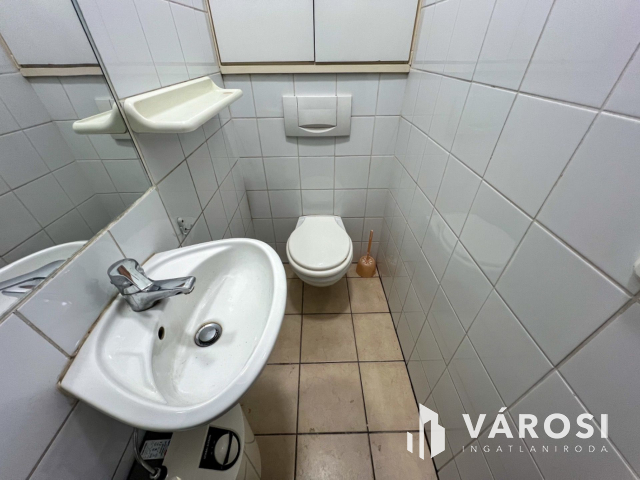 Salgó Center földszintjén üzlethelyiség kiadó!