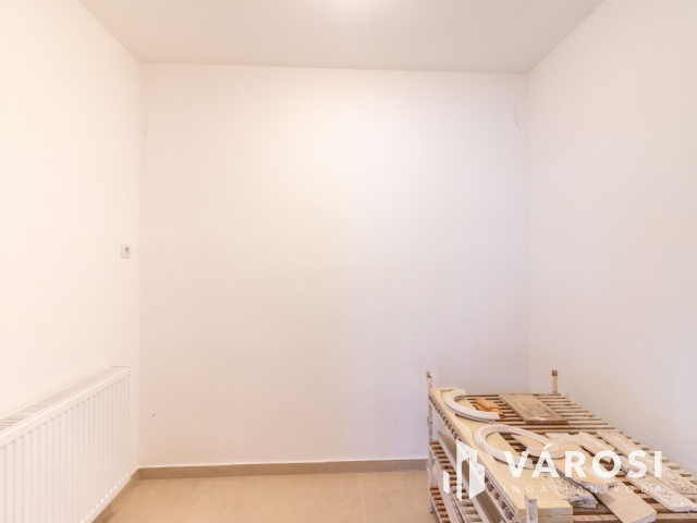 Korszerű épülettel ipari terület eladó!