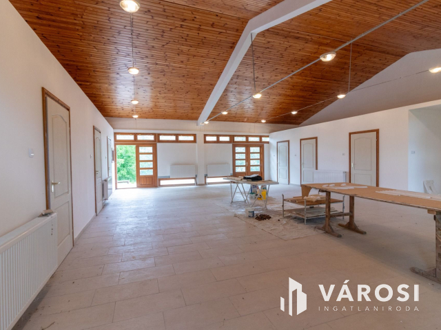 Korszerű épülettel ipari terület eladó!