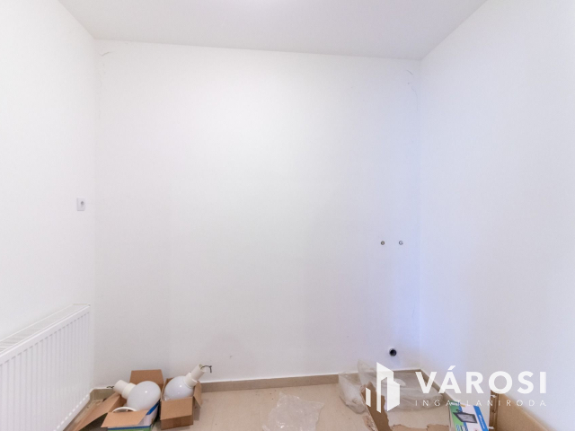 Korszerű épülettel ipari terület eladó!