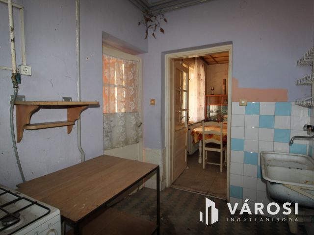 130 nm-es tégla ház több melléképülettel