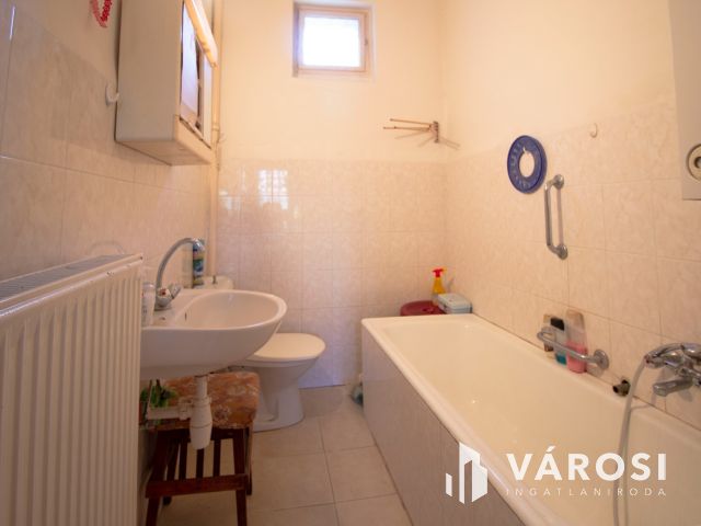 Kétgenerációs, nagypolgári családi ház eladó!