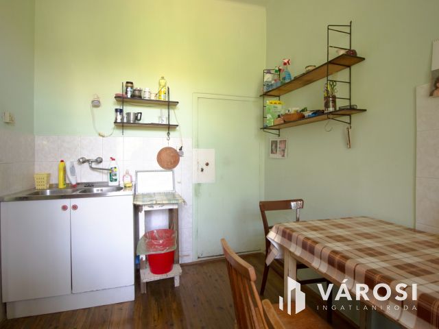 Kétgenerációs, nagypolgári családi ház eladó!