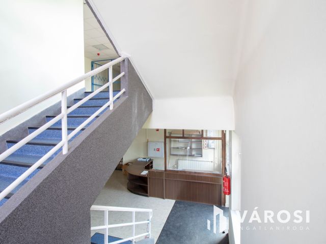 3 szintes, szintenként 512 m2-es irodaház 180 m2es raktárral