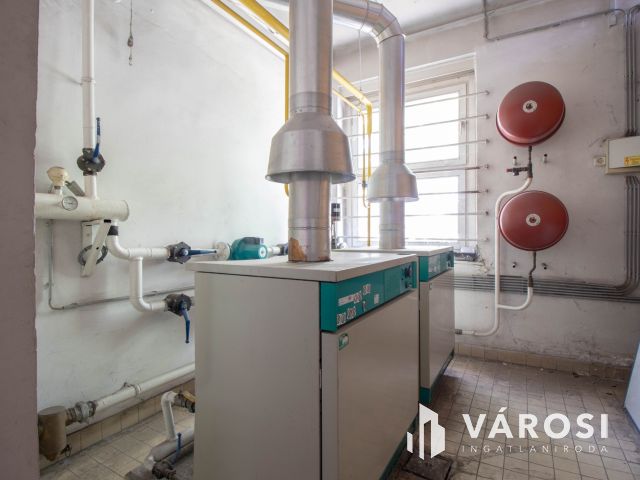 3 szintes, szintenként 512 m2-es irodaház 180 m2es raktárral