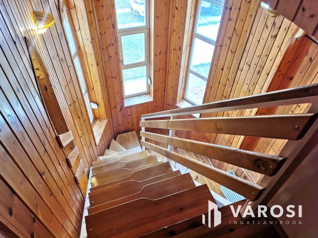 Családi ház + 3 lakás kiváló környéken eladó!