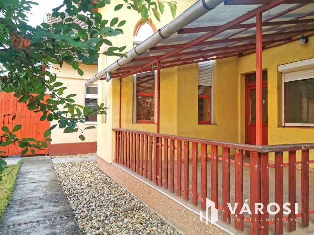 Családi ház + 3 lakás kiváló környéken eladó!