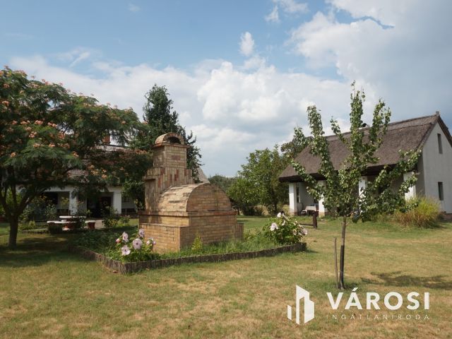 Igényes tanyakomplexum akár falusi turizmusra!