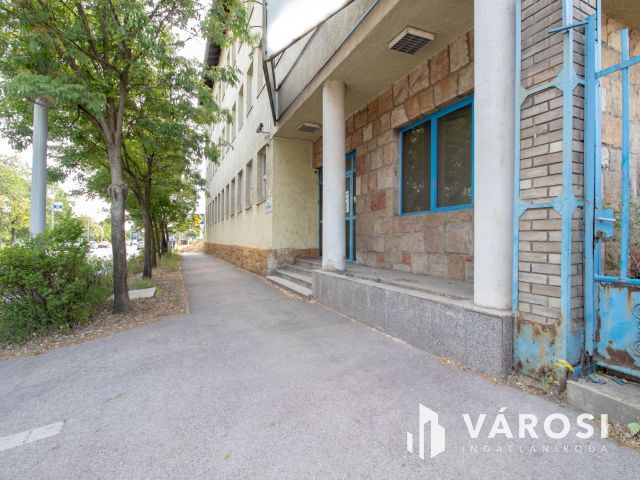 180 m2-es üzlet eladó 3 szintes irodaházzal, raktárakkal