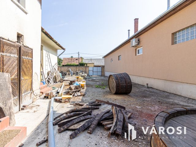 Felújítandó ház nagy telekkel Cegléd belvárosában!