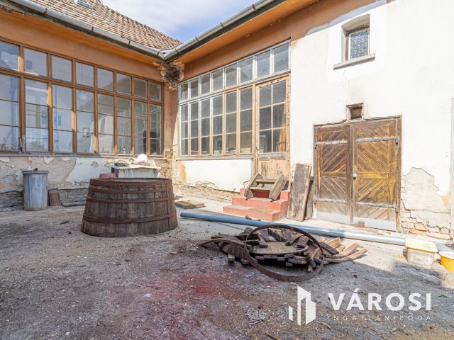 Felújítandó ház nagy telekkel Cegléd belvárosában!