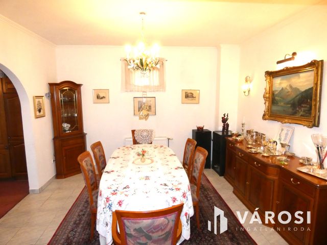 Nagy ház most még jó áron eladó a Balatonhoz közel