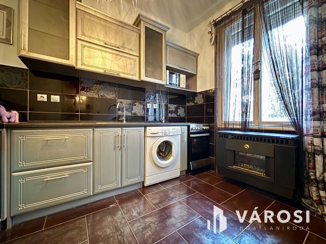 Meredek úton 2. emeleti, erkélyes lakás eladó!