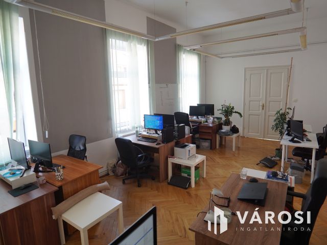 Kiadó lehetőségekben gazdag ingatlan a Belvárosban