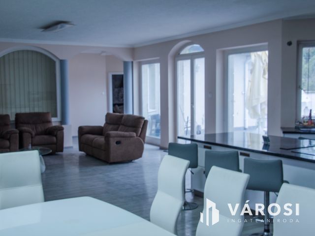 Luxus a Pilis lábánál