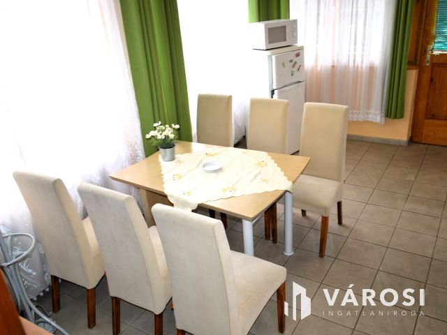 A vízparttól 500 m-re családiház eladó Kenesén!