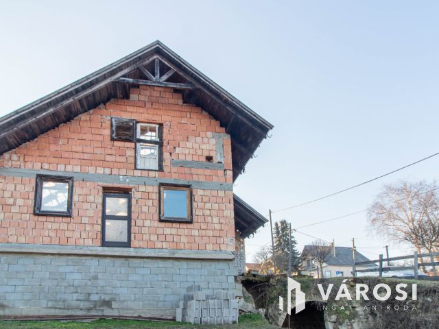 Szerkezetkész, építési engedélyel, tervel, eladó Gyermelyen