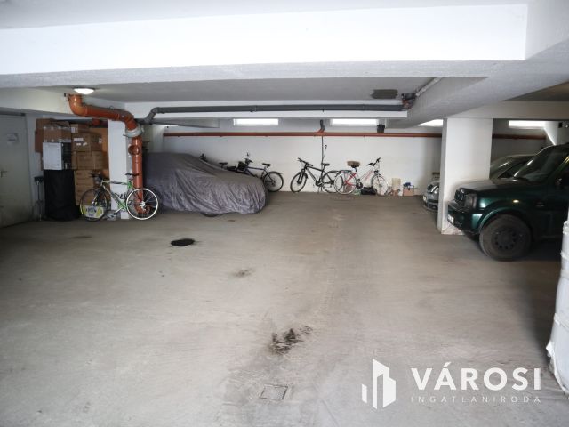 Eladó teremgarázs saját tárolóval, közel a belvároshoz!