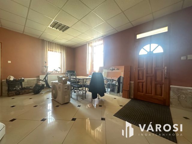 Füleki úton 76 nm-es üzlethelyiség kiadó!
