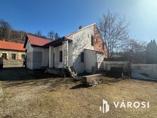 Füleki úton 76 nm-es üzlethelyiség kiadó!