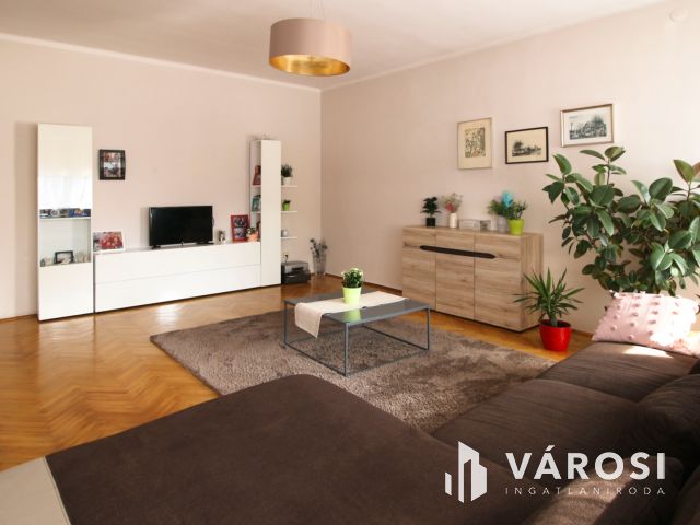 Közkedvelt utcában ikerház eladó!