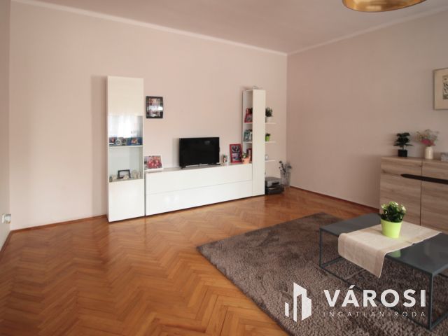 Közkedvelt utcában ikerház eladó!