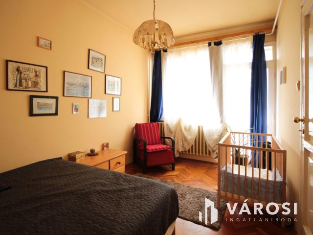 Közkedvelt utcában ikerház eladó!