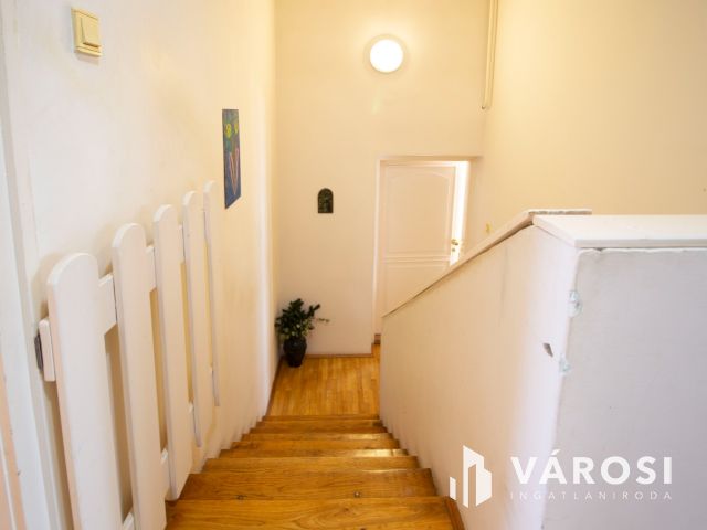 Közkedvelt utcában ikerház eladó!