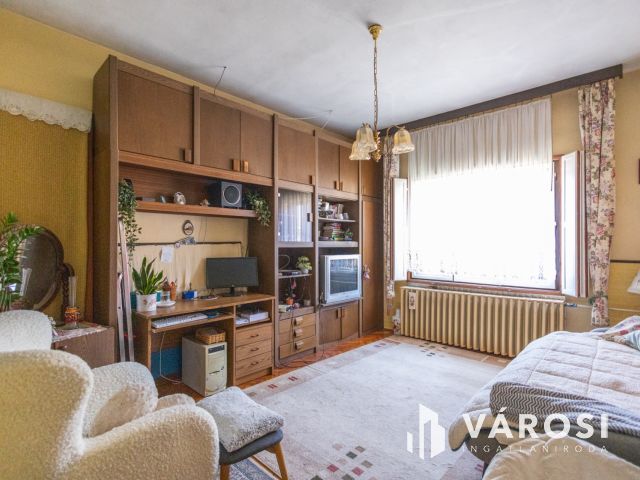 Masszív szerkezetű kétgenerációs ház nagy telekkel