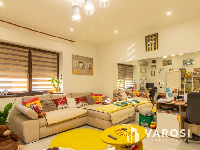 Fiatalos, teljesen felújított családi ház Tokodon