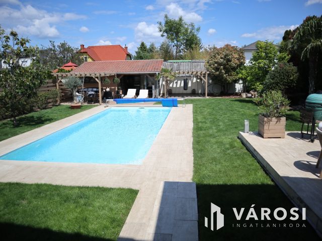 Újszeged csendes utcájában Exkluzív családi ház!