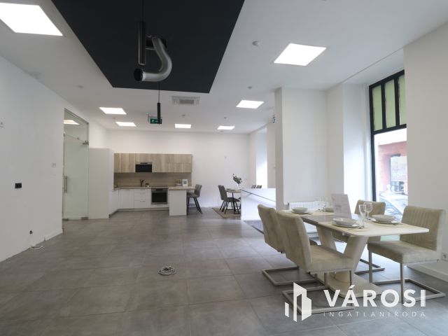 Impozáns üzlethelyiség szeged belvárosában.