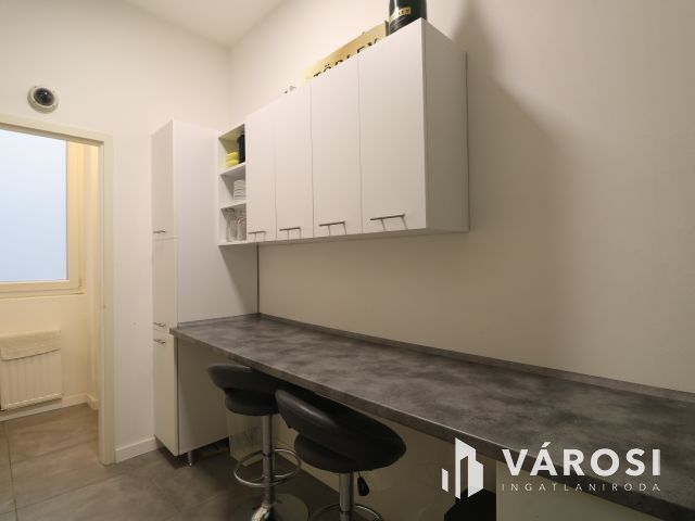 Impozáns üzlethelyiség szeged belvárosában.