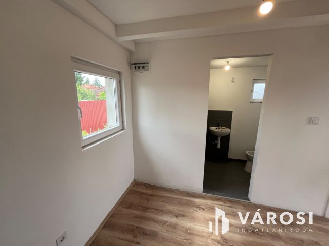 Debreceni csinos kis ház, aszfalt és busz közelében eladó!